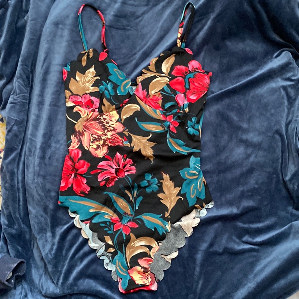 NWOT-Floral tank bodysuit